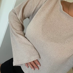 Tunn tröja H&M - Långärmad tröja från H&M, helt oanvänd i storlek M.