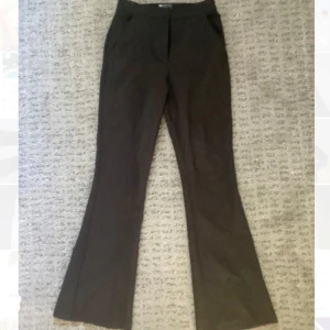 Kostymbyxor  - Skitsnygga bootcut kostymbyxor ifrån Asos Design. Aldrig använda då de inte passar mig💞