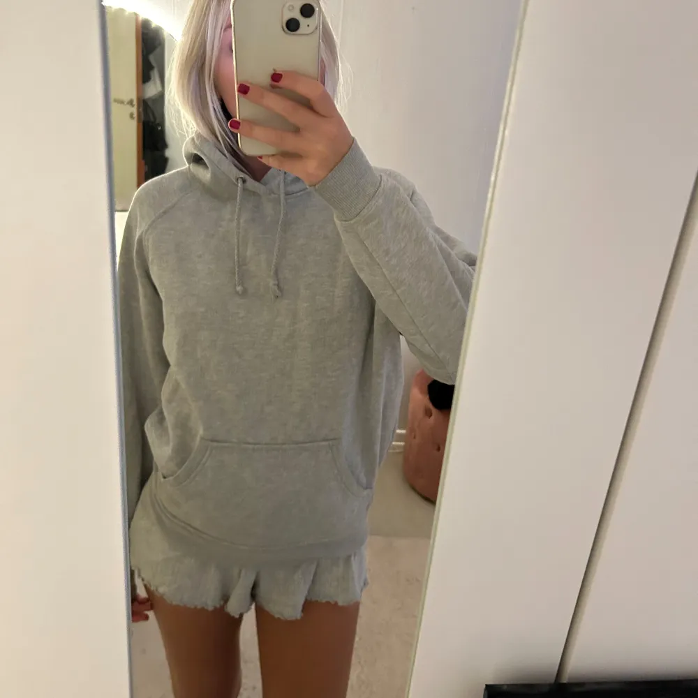 Grå hoodie från bikbok❤️❤️.. Hoodies.