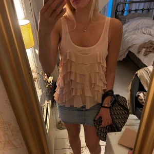 Volang topp  - Jättevacker volangtopp💖❣️Superbra skick från acne🥰