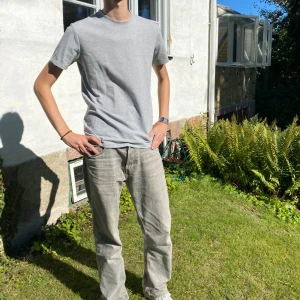 Grå t-shirt - grå t-shirt i quiltad textur. Skön och lätt att matcha med det mesta i garderoben. Använd utan defekter. Storlek S. Nypris 149kr