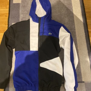 Lacoste jacka  - Lacoste jacka väldigt bra skick och skön.