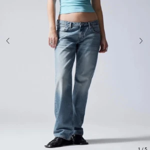 Lågmidjade weekday jeans  - Lågmidjade jeans från Weekday i modellen Arrow. Nypris 600kr men säljer för 200kr. Lite skador längst ner, därav priset. Skriv för bilder 💕💕