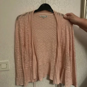 Stickad Kofta - Flash Woman heter märket.  Fint skick!