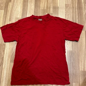 Röd t-shirt - En röd t-shirt. T-shirten är kortärmad och har en normal passform. Från Northbrook i storlek M. 100% bomull! Oanvänd 