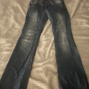 jeans - Säljer dessa jättesnygga jeans som jag köpt här på plick, då de inte längre kommer till användning. som nya, inga defekter!  hör av er vid intresse eller önskan om bild med jeansen på🙌🏻 
