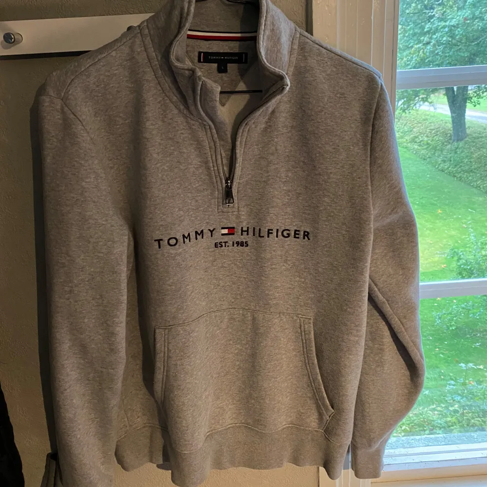 Tommy Hilfiger half-zip i storlek s. Sparsamt använd. Tröjor & Koftor.