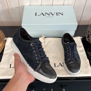 Lanvin - Säljer dessa sjukt feta lanvin cap toe i mörkblå med glansig tå. Storlek uk5 vilket motsvarar 41 men passar mig som har 42. Skick 7/10. Hör av dig vid minsta fundering!💯