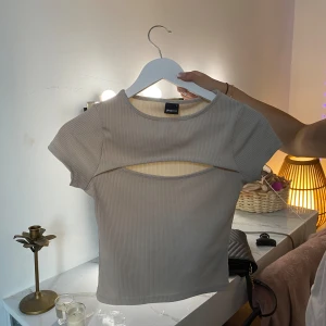 Beige topp - Söt topp med öppet vid brösten