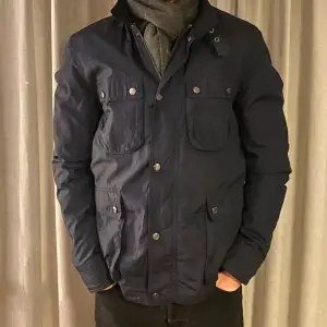 ✨Säljer denna feta field jacket som passar perfekt till höst, vår och vinter då den har en avtagbar dunjacka på insidan✨ Super fint skick 9/10. Modellen på bilden är 182cm. Jackan är från These Glory Days. Pris kan diskuteras vid snabb affär☀️🤝🏽