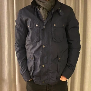 Field jacket - ✨Säljer denna feta field jacket som passar perfekt till höst, vår och vinter då den har en avtagbar dunjacka på insidan✨ Super fint skick 9/10. Modellen på bilden är 182cm. Jackan är från These Glory Days. Pris kan diskuteras vid snabb affär☀️🤝🏽
