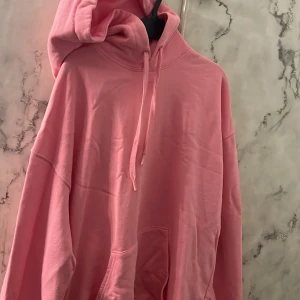 En rosa hoodie - Kommer ej till användning, använd endast en gång, oversize 