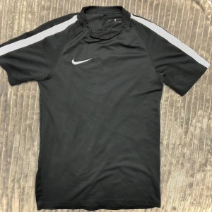 Nike T-Shirt - Nike Black White T-Shirt för pojkar 