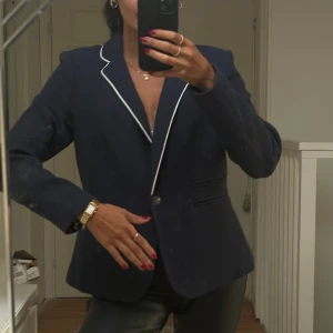 Kavaj med vita detaljer - Marinblå kavaj med vita detaljer (Strl M)