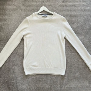 Stone island stickad - Stone Island tröja vit  Utan loggan då den är borttappad men otroligt fin tröja och sälja därför billigt!!  Storlek: Small  Pris: 440kr