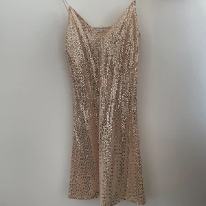Glitter klänning - Perfekt glittrig och enkel klänning till fest  Storlek Xs från NELLY ONE.  