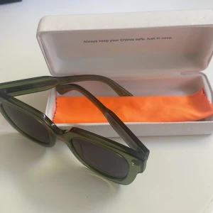 Solglasögon  - Säljer min superfina chimis!! Köpta december 2021 och är i mycket fint skick!! Fodral medkommer🩷nypris: 1350kr. Modell 008 i färgen KIWI