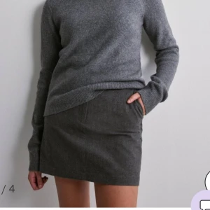 Grå mini kjol  - En jätte fin kjol ifrån Nelly som är helt ny med prislappen på, säljer då jag redan har en annan i liknande modell🤗