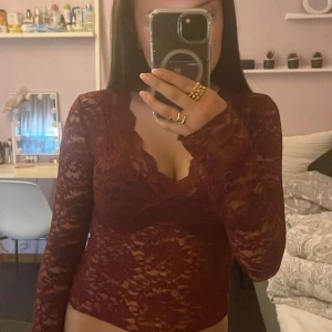 Röd tröja - Jättefin spets tröja som ja köpte nuligen men inte kommit till användning ❤️