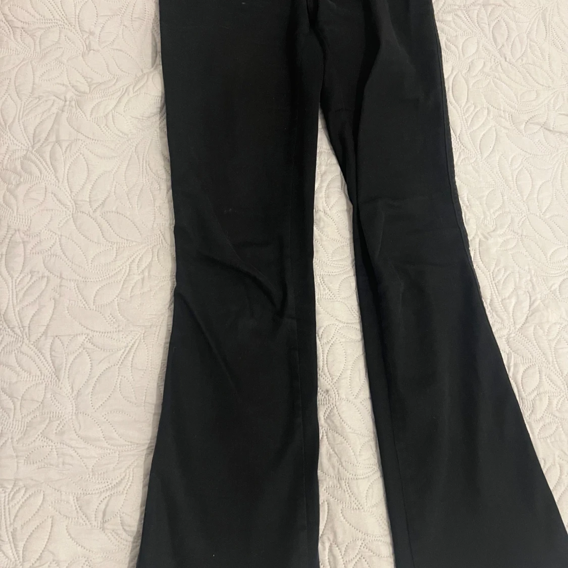 Svarta bootcut byxor från H&M