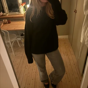 Svart oversized tröja - Svart overzised stickad tröja i alpacka/mohair ull från & other stories. Strl S, oversized. Slutsåld modell, köpt för 900 och använd fåtal gånger därav fof nyskick. Säljer direkt för 500, men priset går att diskutera! ❤️ 