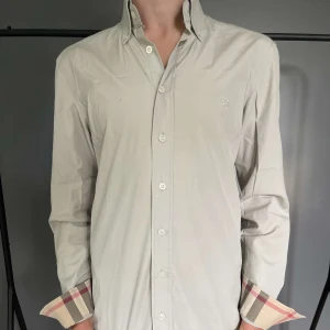 Burberry skjorta - Riktigt snygg burberry skjorta i fint skick, storlek S. Modelle på bilfeber 179. Skriv om intresserad.