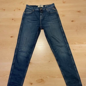 Replay ”SANDOT” jeans  - Blå jeans från Replay i modellen ”Sandot”, storlek 30/34. Skick 9/10, nypris 1500kr. Skriv vid frågor! /Vibewearcloset