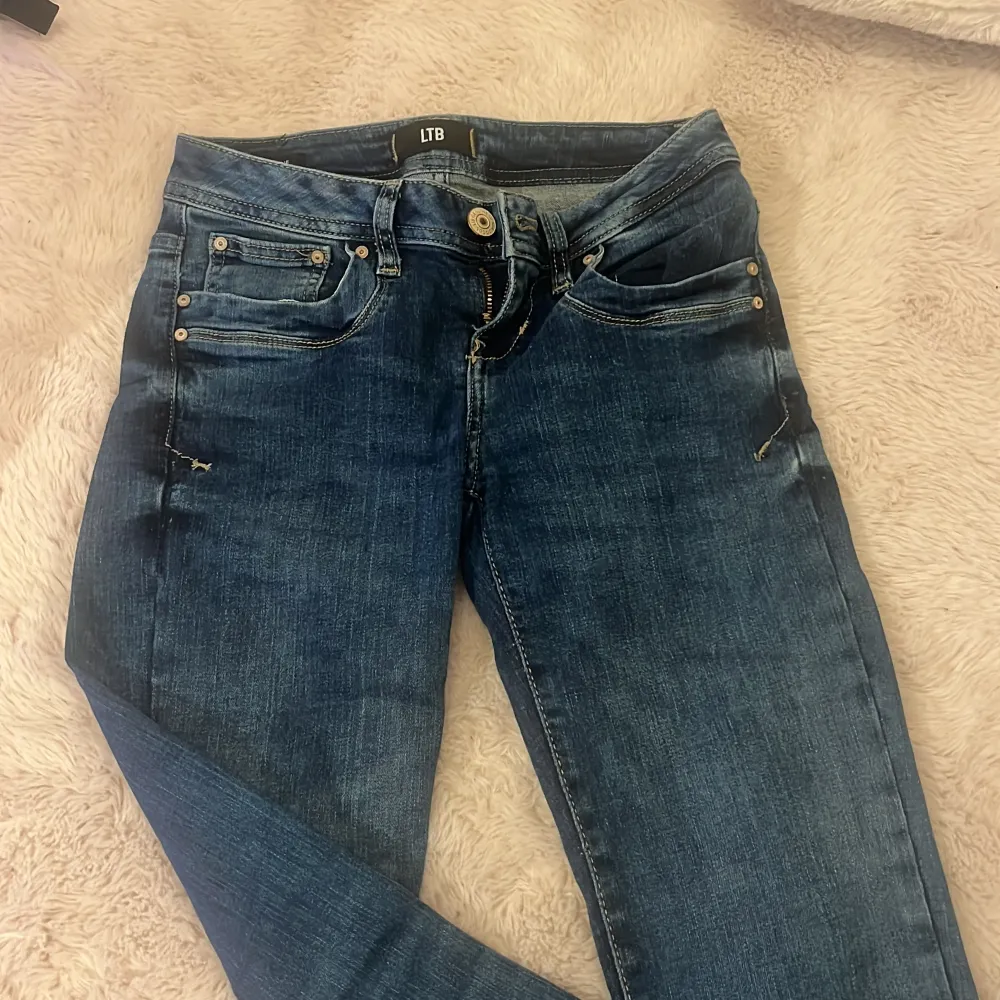 Säljer ett par snygga blå jeans från LTB i modellen Valerie. Köpte den i storlek 27/31 men har klippt av dom lite men passar på mig som är 168 cm.. Farkut & Housut.