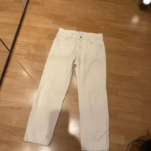 Beiga jeans ifrån bershka i storlek EUR 44. Sparsamt använda.