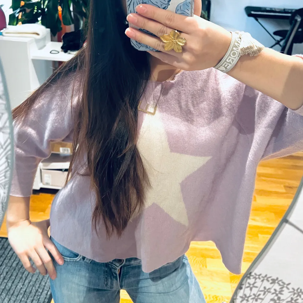 Superfin ljuslila tröja med en stor vit stjärna på framsidan. Den har en loose passform och trekvartsärmar, perfekt för en avslappnad stil. Passar perfekt till jeans för en casual look!💗🙌😍. Stickat.