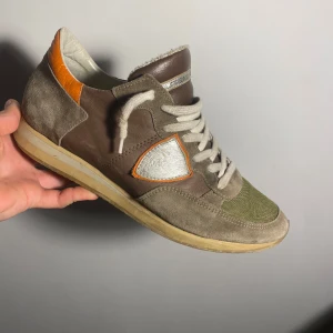 Unika Phillip model trainers! - Tja, säljer dessa riktigt unika Phillip models. Dem är i strlk 41,5 och är i helt okej skick 7/10. Dem har en defekt vid sulan på vänstra insida som ni ser på en av bilderna. Har ni frågor så är det bara att hojta till🙂