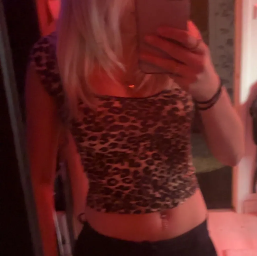 Säljer en supercool leopardmönstrad croppad topp. Den har en tight passform och korta ärmar, perfekt för en utekväll eller fest. Toppen är i mycket bra skick och ger en trendig look. Passar perfekt till både jeans och kjol!. Toppar.