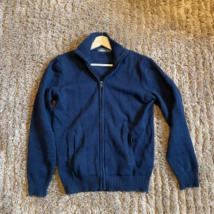 Dressman fullzip  - Mycket snygg tröja från dressman! Storlek S bra skick! 
