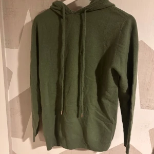 Ny Grön merinoull hoodie  - Säljer en snygg grön merinoull hoodie som är ny. Den är perfekt för höst och vår med sin mjuka och bekväma passform. Den är sprillans ny och sälje för att den är för stor 