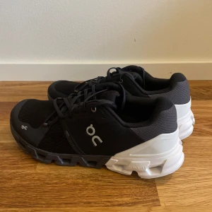 Svarta joggingskor  - Säljer ett par snygga svarta sneakers från On i storlek EU 46. Perfekta för både träning och vardagsbruk. De är i nyskick, aldrig använda då de ingick i ett presentkort jag fick.