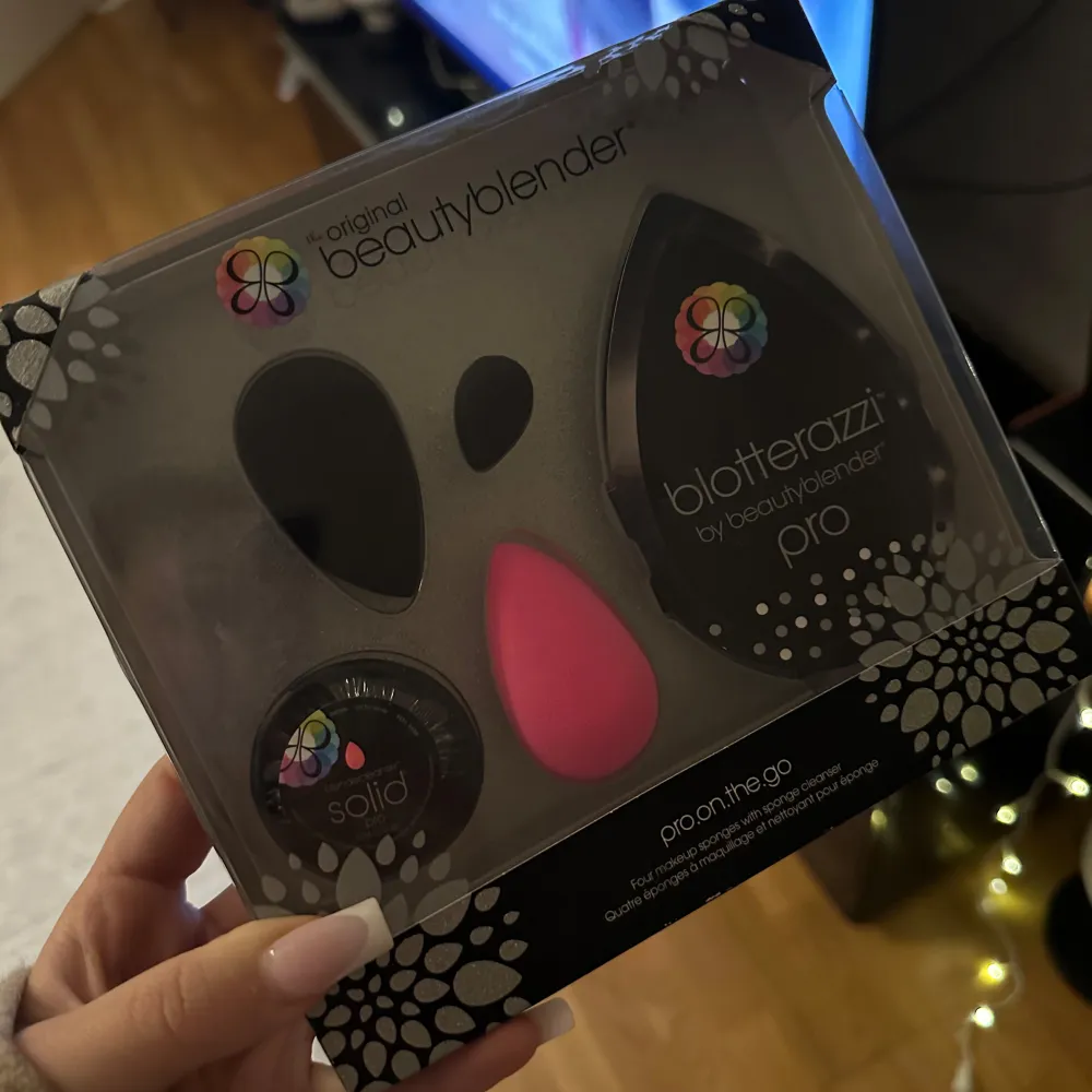 Ett super kit, råkade få med två i varukorgen! Detta kit innehåller en original beautyblender för perfekt applicering av foundation och puder, en micro.mini för konturering och highlighting, samt en blotterazzi pro för att ta bort överflödig olja. Inkluderar även en mini blendercleanser solid pro för rengöring. Perfekt för att hålla din makeup fräsch och felfri! Så smidigt att ta med på en resa då det knappt tar någon plats och fungerar i princip till vad du vill. Pris går att diskutera! Oöppnad. Skönhet.