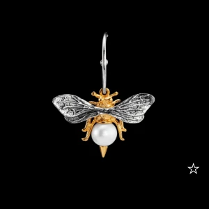 Unikt bi-inspirerat örhänge med pärla från marianilsdotter - Säljer två stycken jätte fina örhängen dom är i ny skick och box och kvitto ingår! Nypris ligger på 2995kr för ett örhänge 4,000 för båda 2200 för ett 