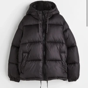 Svart pufferjacka med huva - Säljer denna super snygga o varma jackan då jag har en ny i år. Den har ett jättelitet hål på insidan som jag har sytt ihop, syns knappt! Skriv vid frågor eller fler bilder!😊😊