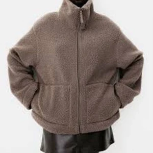 Brun teddyjacka - Sparsamt använd jacka från hm! Är i storlek M men skulle säga att den sitter som S 💓