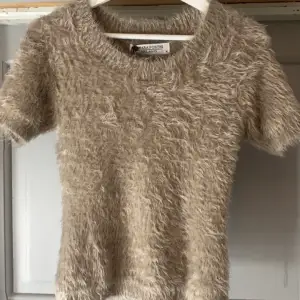 Säljer denna jättesöta ”lurviga” Tshirt från Chiara Forthi i en lite brun/beige färg och världens mysigaste material. I jättefint skick! Hör gärna av dig vid funderingar!!💕💕