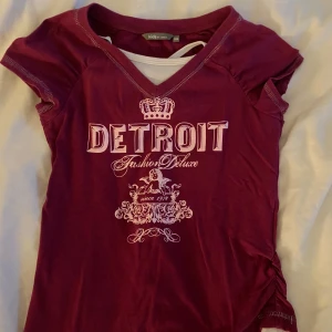 Mörk rosa topp - Super gullig topp som ser vinröd ut på bilderna men är mörkt rosa i verkligheten. Den är i st 146 men passar mig som brukar ha xxs-xs❤️ skriv innan ni köper!🩷