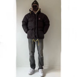 Mörkbrun Fjällräven Expedition (kolla priset!!!) - Säljer en mörkbrun dunjacka från Fjällräven i perfekt skick. Jättemysig o puffig. Storlek XS. Enbart använd vid fåtal tillfällen så med andra ord väldigt sparsamt använd! Jättefin mörkare brun färg, syns tydligare med ett svart plagg bredvid(sista bilden) 