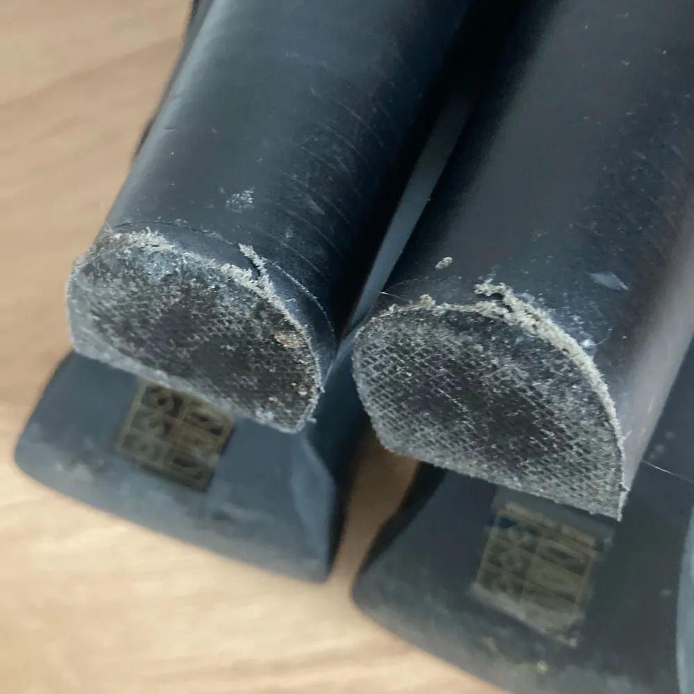 Snygga svarta boots i PU-läder med hög klack och snörning på båda sidorna. Praktisk dragkedja på baksidan för enkel på- och avtagning. Funkar lika bra till vardags som till fest. De har en spetsig tå som ger en elegant touch. Något sliten i klackarna. Skickas i original skokartong . Kengät.