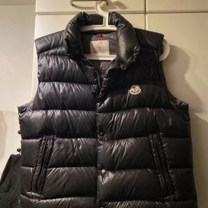  Moncler Tib vest - Säljer nu denna för den passar inte längre. Västen är i storlek 2 (M). Västens tbå nedre knappar har rappat färg och därav det låga priset + vill bara bli av med inför jul. Hör av dig vid fler frågor 👍🏽🙏🏼