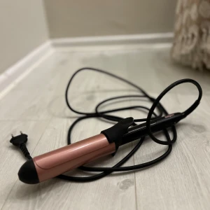 Locktång BaByliss - Säljer en tjockare (minns ej exakt storlek, men tror den är 38mm) locktång från BaByliss. Den har använts ett mindre antal gånger och är därför i näst intill nyskick. Minsta temperatur 160 grader och högsta 210. 