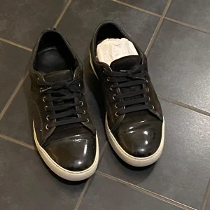 Lanvin - Säljer dessa Lanvain skor i den eftertraktade modellen DBB1. Skorna är använda men i fint skick och mycket kvar att ge. Stl UK 7/ EU 42! Nypris 5000! 