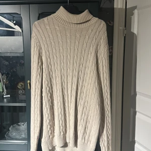 Beige stickad tröja från Selected Homme - Mamma köpte denna till mig någon gång för ett tag sedan, men jag gillade inte den så mycket och vågade inte säga de, så den har bara hängt i garderoben och aldrig använts.