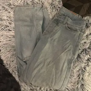 Hej säljer dessa jeans från junkyard, skick 7/10, har använt dem ganska ofta därför kommer priset hamna ganska lågt, rensar just nu min garderob därför säljs dessa, jag är 182cm och dem passar mig bra i längden men är lite tajt i midjan bara, hör av vid minsta lilla fråga, 100kr den är din😁