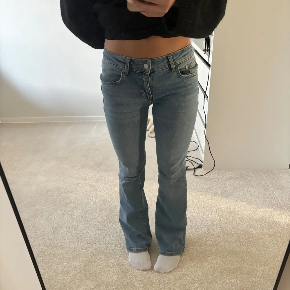 Säljer ett par snygga blå bootcut jeans i bra skick. Jeansen är midwaist och har en skön passform. Perfekta för höst och vår! Måtten är 77 i innerbenslängden och 36 rakt över midjan. Pris kan diskuteras!. Jeans & Byxor.