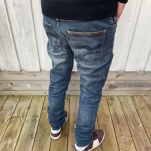 Säljer nu dessa feta grim tims (slimfit) i en riktigt snygg färg!🔵 Lite unika slitningar här och var vilket gör en sjukt bra look!👖 Passar även storlek 31 i midjan.✌️ Hör av dig vid minsta fråga eller fundering! 🙌👑